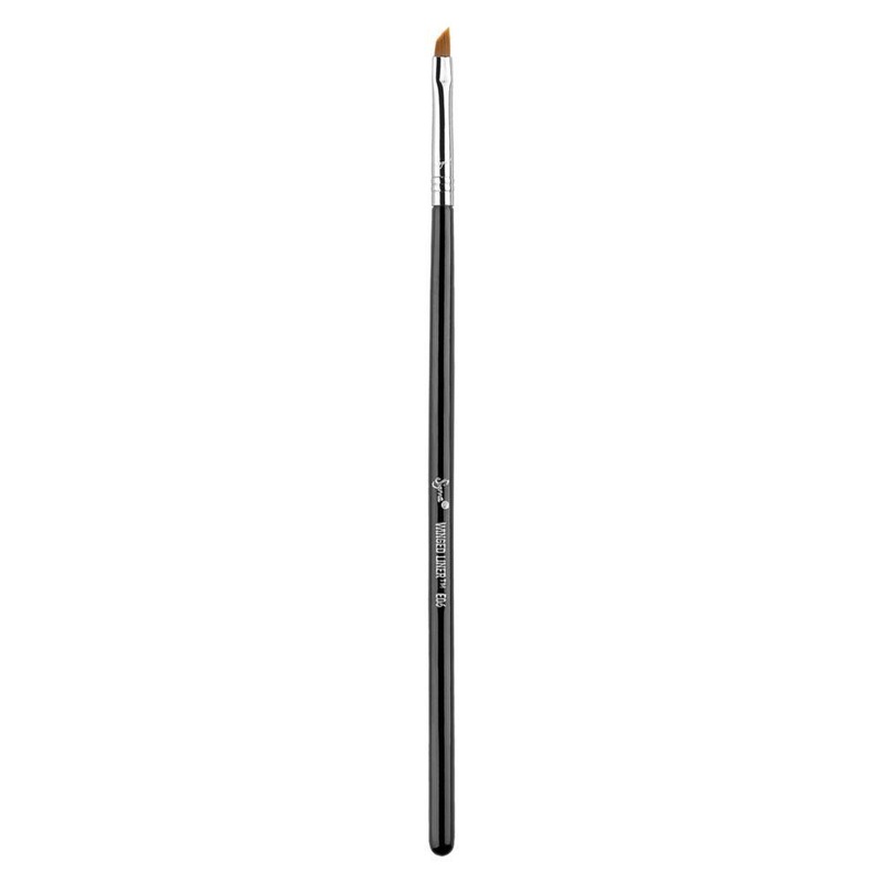 E06 Winged Liner Brush